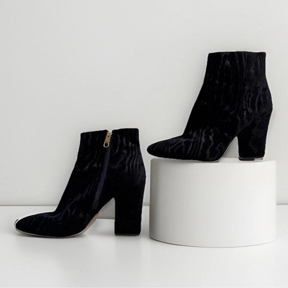 Louise et Cie Black Velvet Booties SZ 8.5 Zebra Texture Boots Dressy Mob Wife